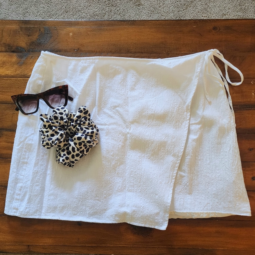 NWOT Showpo White Crepe Wrap Skirt